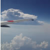飛行機の翼と雲